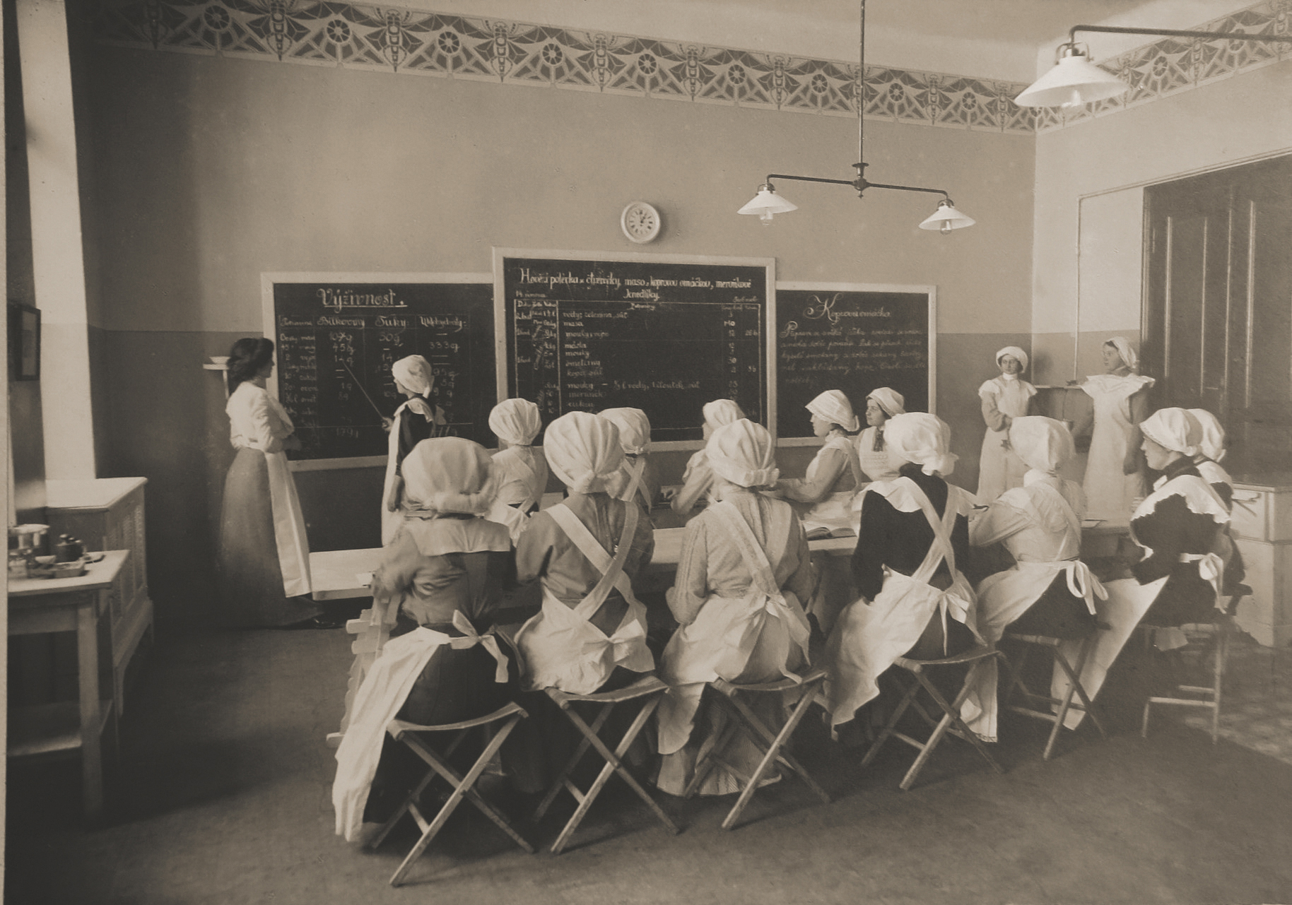 Clase en el departamento de profesoras de escuelas industriales de Vesna © Archivo Regional Moravo