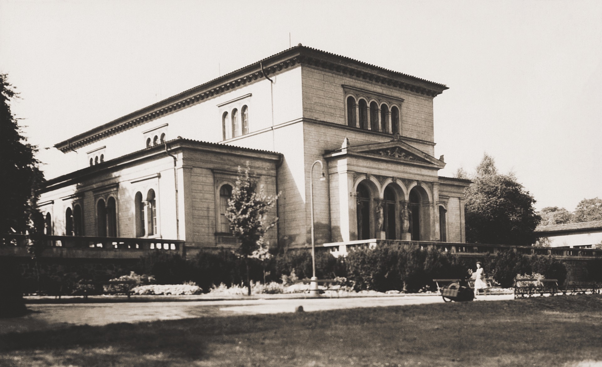 Pavilon v Lužánkách v 19. století, dnes sídlo Střediska volného času Lužánky. © Archiv města Brna