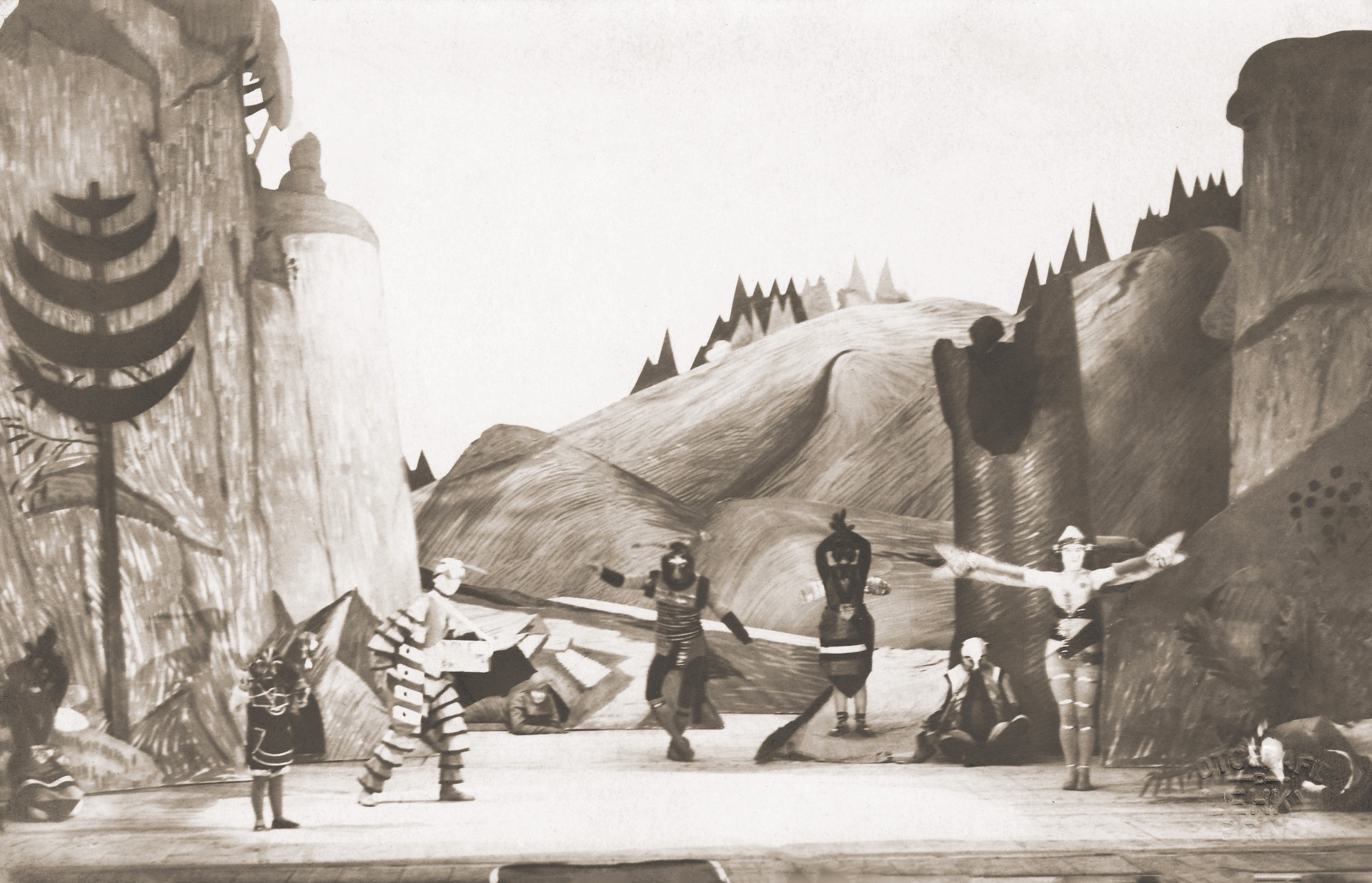 Fotografía de la escenificación del estreno de la ópera "La zorrita astuta" (1924) © Museo Regional Moravo