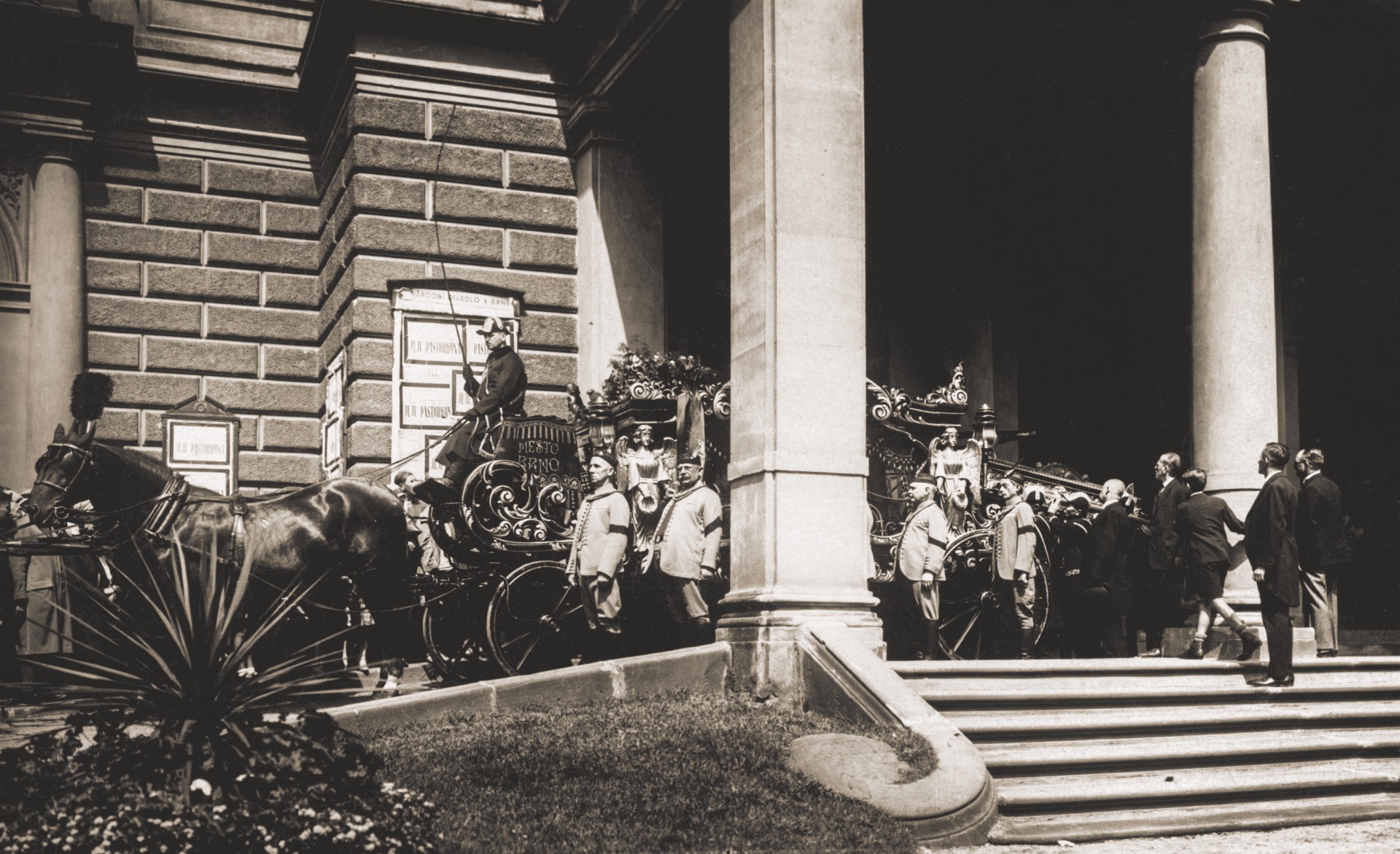 Pohřeb Leoše Janáčka 15. 8. 1928. Ukládání rakve na pohřební vůz tažený čtyřspřežím © Moravské zemské muzeum