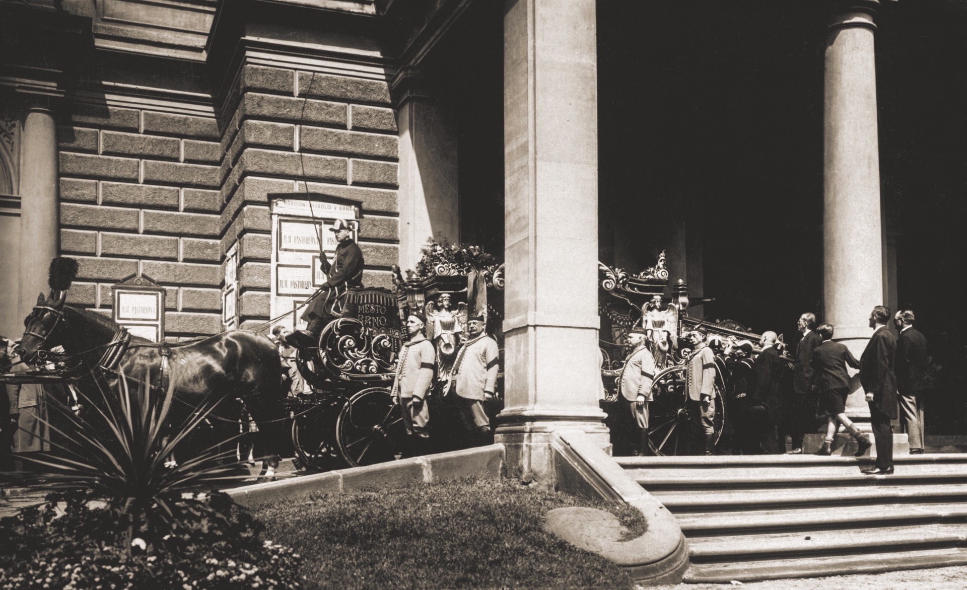 Funeral de Leoš Janáček el 15-8-1928. Depósito del féretro en el coche fúnebre tirado por cuatro caballos © Museo Regional Moravo