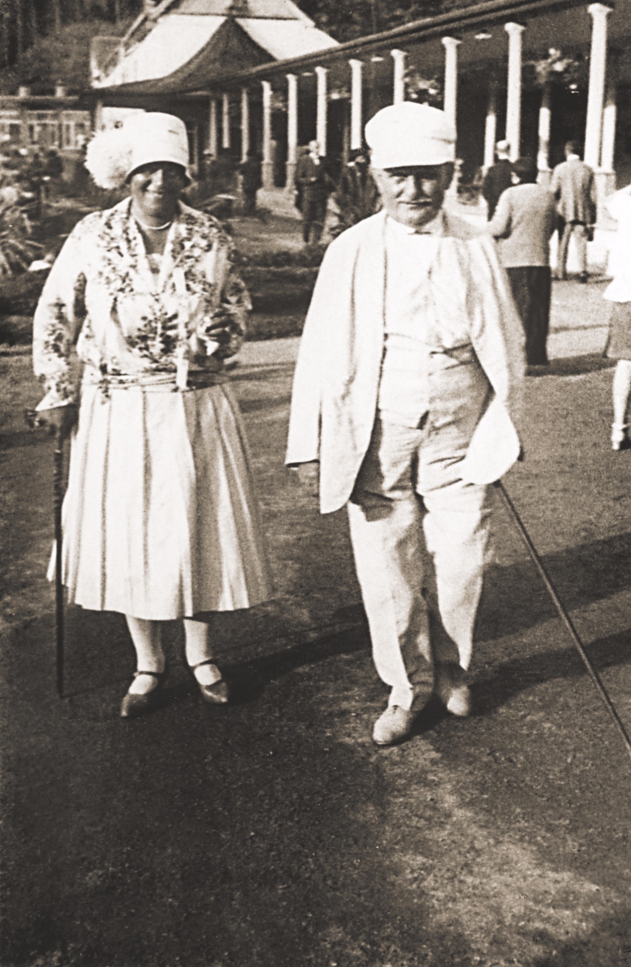 Leoš Janáček und Kamila Stösslová bei einem Spaziergang in Luhačovice (1927) © Moravské zemské muzeum