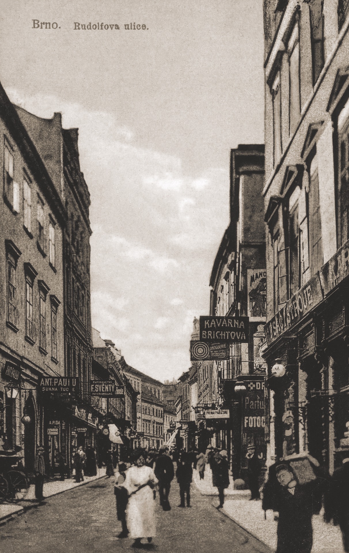 Česká street, in the forefront on the right is the building which housed the offices of the Lidové noviny and the popular Brichta café  © Josef Filip Publishers