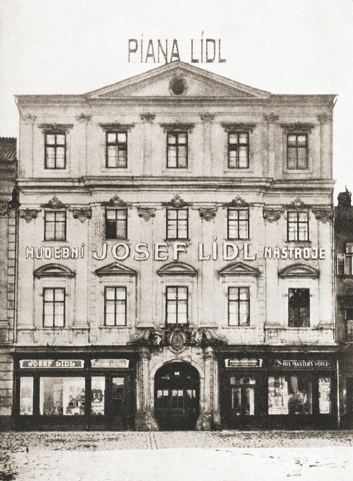 Výroba a prodej hudebních nástrojů Josefa Lídla na Zelném trhu. Reprodukce z firemního katalogu Josef Lídl Brno © archiv JZ