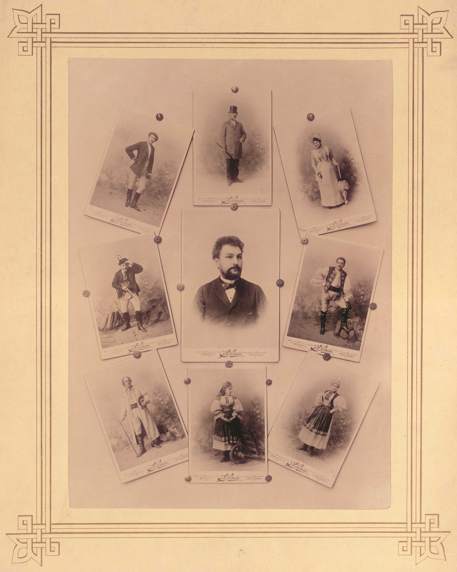 Tabló účinkujících v premiéře opery Počátek románu, uprostřed jako dirigent Leoš Janáček © Moravské zemské muzeum