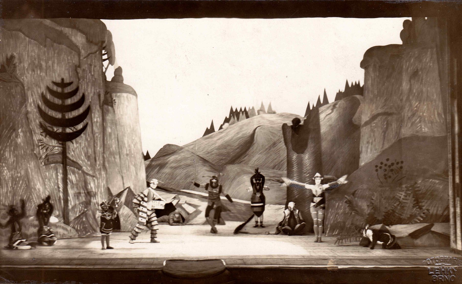 Fotographie einer Szene aus der Weltpremiere von Das schlaue Füchslein in Brno © Mährisches Museum